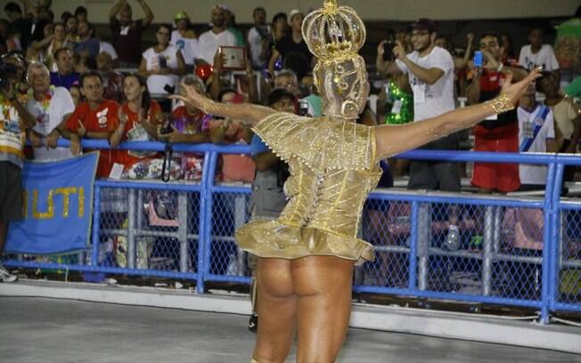 A modelo Solange Gomes desfila como rainha da Porto de Pedra, no Rio, na madrugada deste sábado (1º)