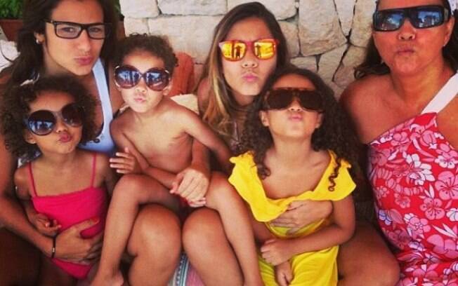 Paula Morais compartilhou foto em momento família durante as férias ao lado de Dona Sônia, filhos e sobrinhos de Ronaldo