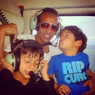 Sheik com os filhos Émerson Filho e Henri em um helicóptero
