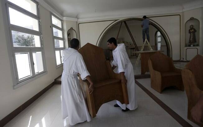 Franciscanos arrumam a sala que receberá o papa Francisco, no hospital São Francisco de Assis, no Rio de Janeiro