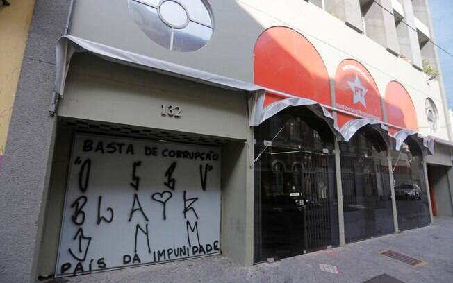 Diretório do Partido dos Trabalhadores, no centro de São Paulo, amanhece com pichações contra o ex presidente Lula, na manhã deste domingo (6)