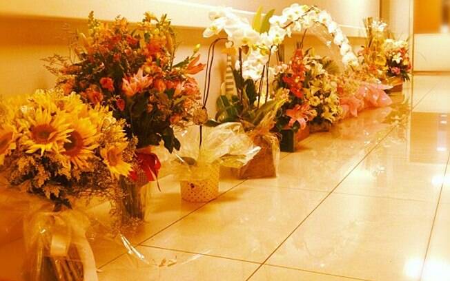 Luciano Huck mostra imagem de flores que recebeu após o nascimento de Eva