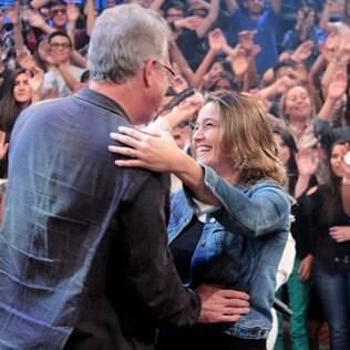 Pedro Bial tira Fernanda Gentil para dançar forró
