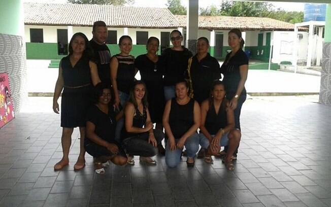 Professores da Bahia publicam foto em luto pela educação após repressão de protesto de professores do Paraná (4.5.2015). Foto: Reprodução/Facebook