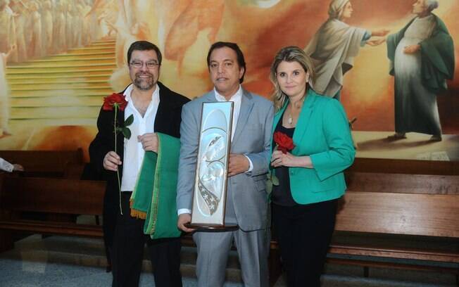 Marcelo Camargo, Claudio Pessutti e Helena Caio com imagem dada pelo padre Marcelo Rossi, que será colocada na capela da casa de Hebe