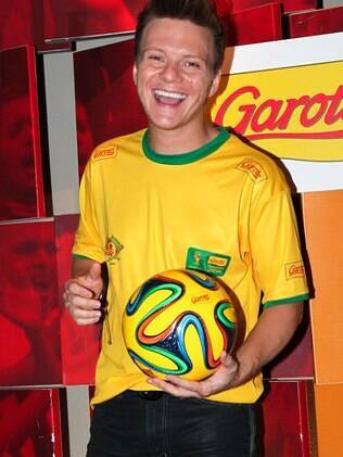 Michel Teló com a bola Brazuca