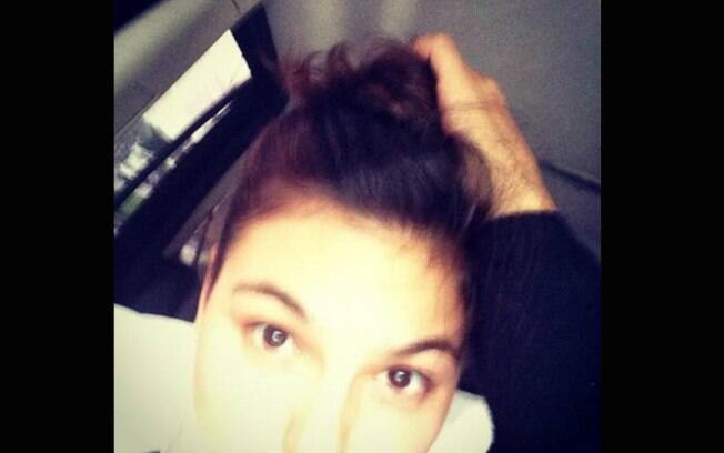 Isis Valverde publica foto em rede social e comenta que está prestes a tirar o colar cervical