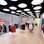 A Lacoste L!ve, terá 88 m² e decoração descontraída com araras que giram, adesivos que remetem a uma quadra esportiva, equipamentos eletrônicos e mesa de pebolim. Foto: Divulgação