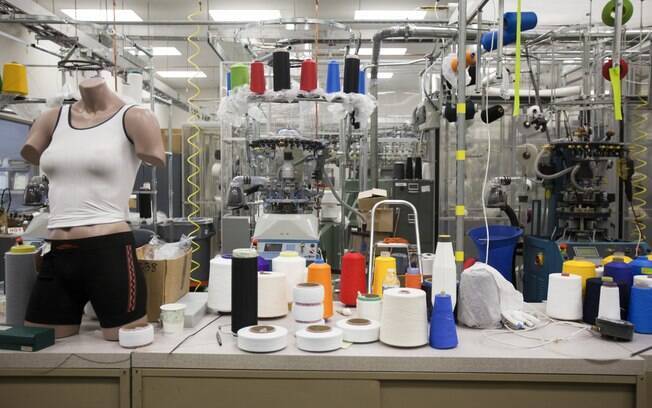 Produção de fibras de lycra no laboratório da Invista, em Newark: mais resistência ao cloro