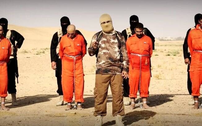 Liderança do Estado Islâmico discursa diante dos reféns, todos vestidos em laranja, no Iraque