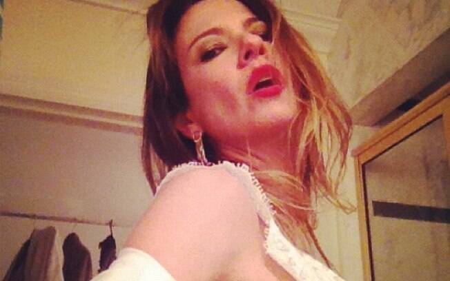 Luciana Gimenez faz poses sensuais e publica fotos no Twitter...