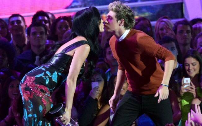 No VMA 2012, o One Direction entregou um prêmio a Katy Perry e ela agradeceu com um selinho no Niall.... Foto: Getty Images/;Reprodução