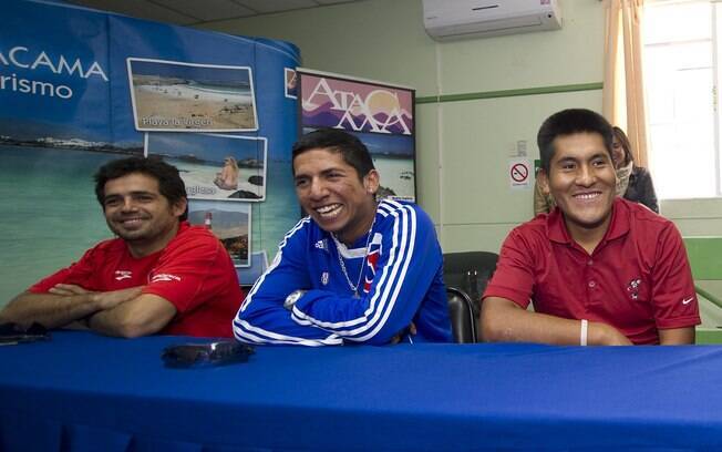 Mineiros Alex Vega, Jimmy Sánchez e Carlos Mamani concedem entrevista em Copiapó, no Chile (04/08) 