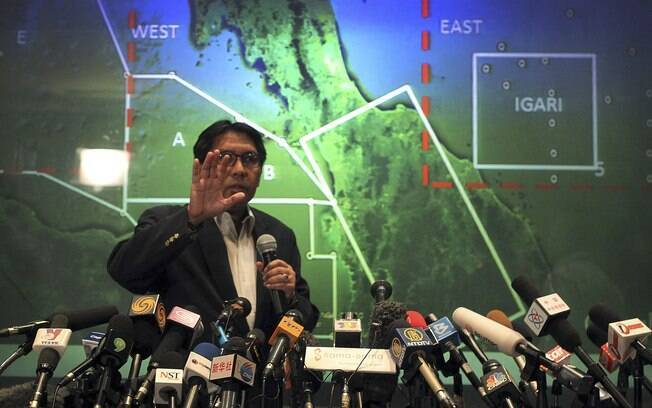 Diretor geral do departamento de aviação civil da Malásia, Azharuddin Abdul Rahman, explica rota do avião em coletiva de imprensa (10/03)