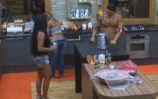 Thyago conversou com as peoas na cozinha