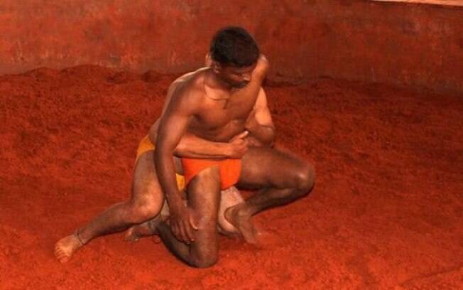 Praticada na lama, maati kushti atrai jovens pobres que buscam melhorar de vida