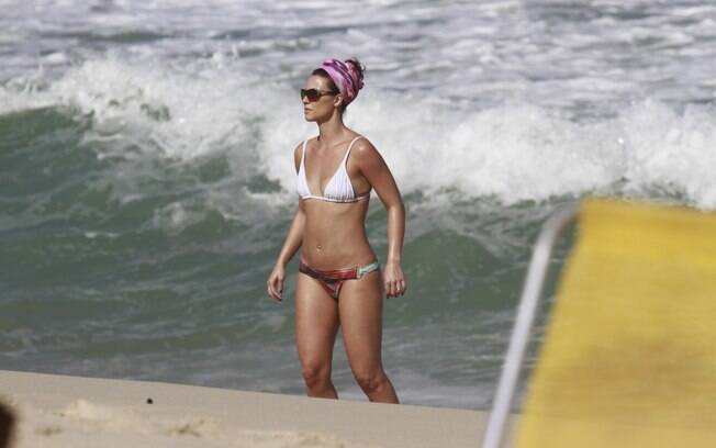 Acompanhada do marido, a atriz Camila Rodrigues mostra boa forma em praia carioca 