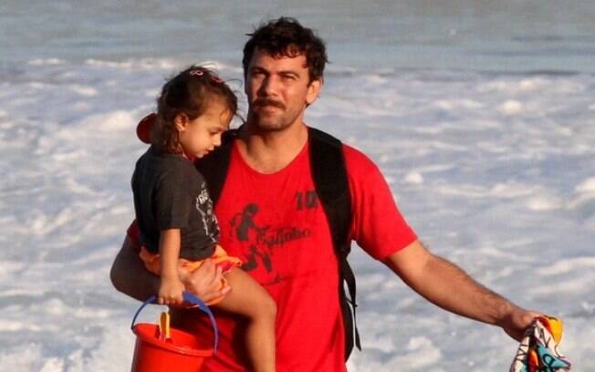 Marcelo Faria brinca com Felipe na praia do Leblon, no Rio