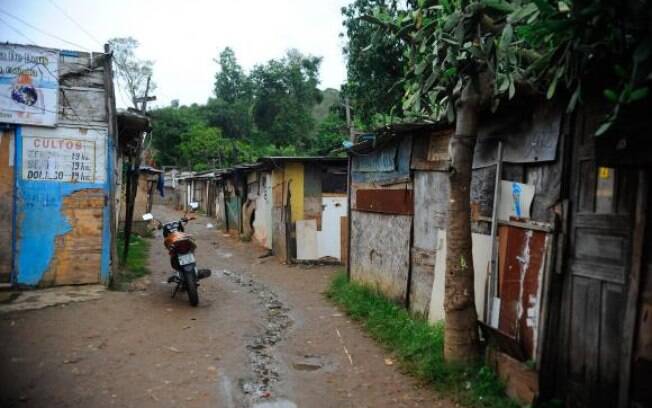 Levantamento mostra que 47% dos cidadãos do asfalto nunca contratariam, para trabalhar em sua casa, uma pessoa que morasse em favela