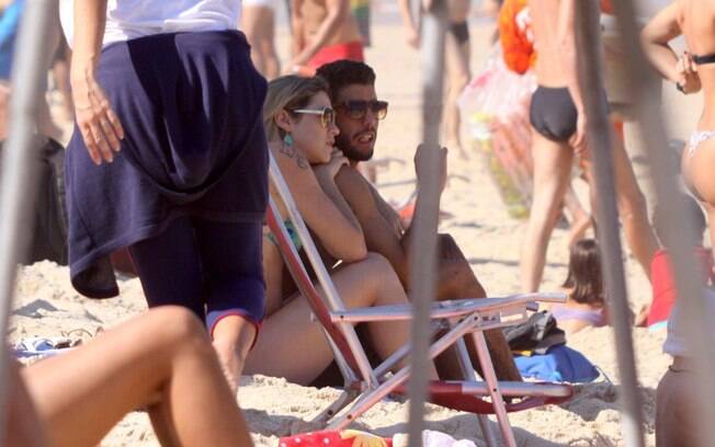 Luana Piovani foi com o marido, Pedro Scooby, à praia do Leblon