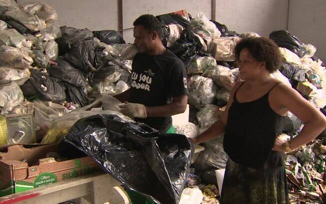 Catadores trabalham em polo de reciclagem, inaugurado após fechamento de lixão