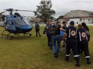 Policial baleado é transferido de helicóptero para o Hospital Central da Polícia Militar