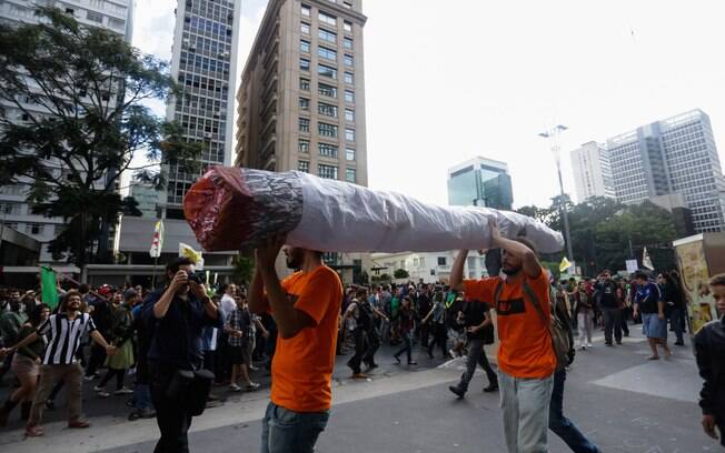 Ativistas 'carregam' cigarro de maconha durante Marcha na região da Paulista. Foto: Futura Press