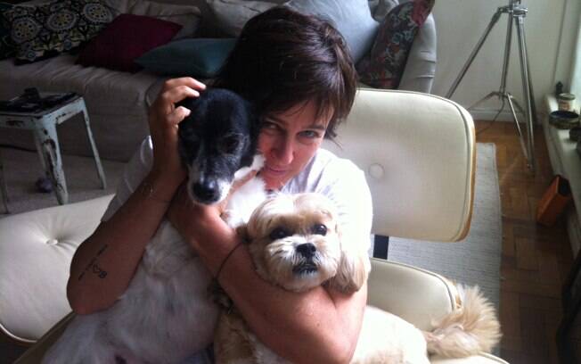 A jornalista Milly Lacombe com a vira-latas Cora e a lhasa-apso Mila