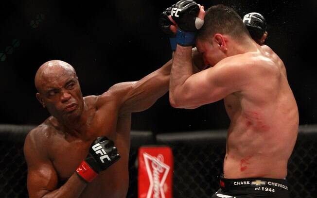 Anderson Silva tenta acertar o rosto de Nick Diaz no UFC 183. Foto: Steve Marcus/Getty Images