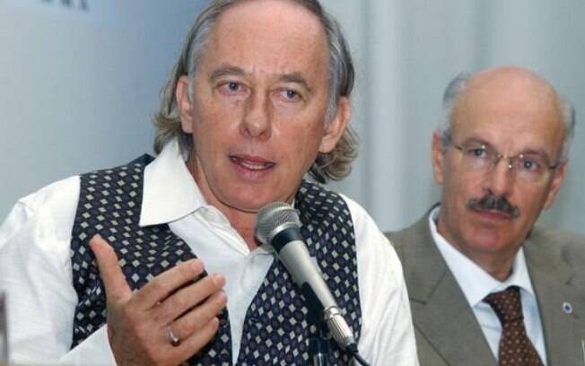 Roberto Messias (ao fundo) ao lado de Carlos Minc: ele assumiu interinamente cargo na Secom