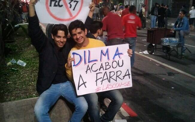 Jovens protestam contra a PEC 37 Jovens protestam contra a PEC 37