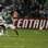 Everton Ribeiro encara a marcação do palmeirense Henrique. Foto: Vipcomm