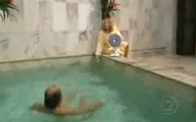 Nazaré também jogou o ventilador ligado com o amante (Roberto Bomtempo) na piscina