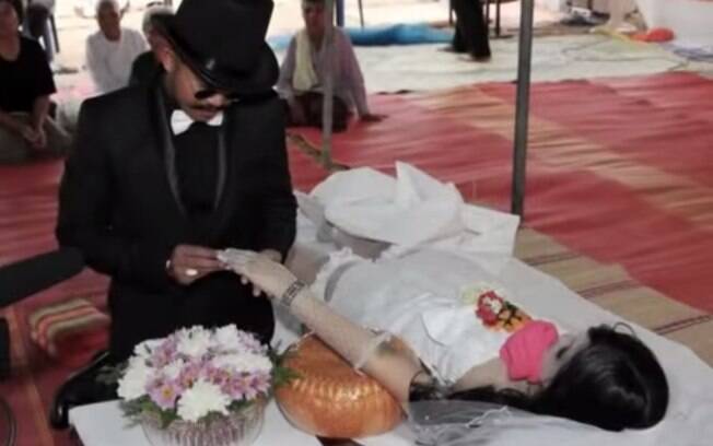 Casamento no velório, Tailândia: Chadil Deffy homenageou sua noiva, Ann Kamsuk, se casando com ela após sua morte, em 2012. Foto: Reprodução/Youtube