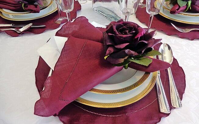 A cor púrpura é outra ideia na decoração da mesa natalina. Projeto da Valencien