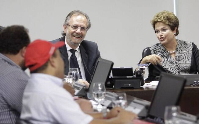 Acompanhada do ministro da Reforma Agrária, Dilma recebe no Palácio do Planalto representantes do MST (15/12/204)