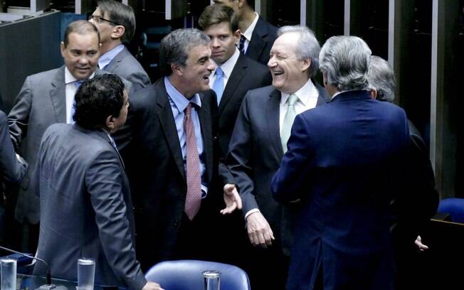 José Eduardo Cardozo e Ricardo Lewandowski conversam com senadores pró-impeachment antes do início do julgamento 