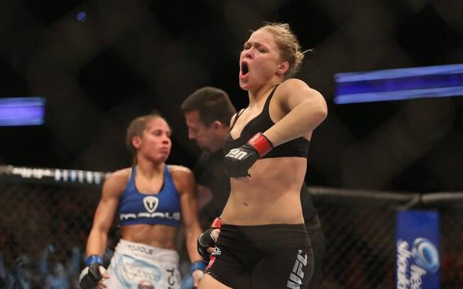 Ronda Rousey comemora vitória sobre  Liz Carmouche na primeira luta entre mulheres no UFC. Foto: Getty Images