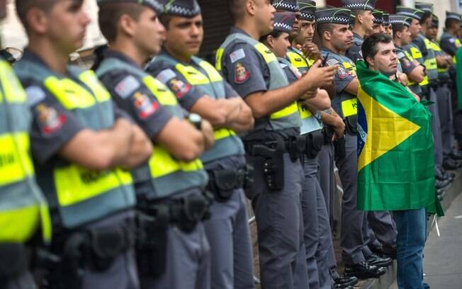 A PM paulista foi muito assediada por manifestantes durante o ato contra o governo petista na Avenida Paulista. Foto: MARCELO CAMARGO/AGÊNCIA BRASIL