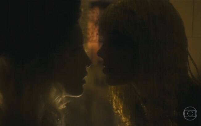 Bruna Marquezine e Letícia Colin se beijam em 