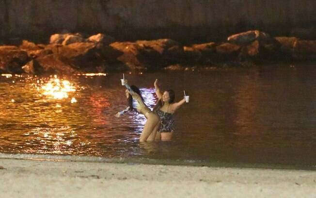 Rihanna sensualiza durante mergulho em praia imprópria para  banho no Rio