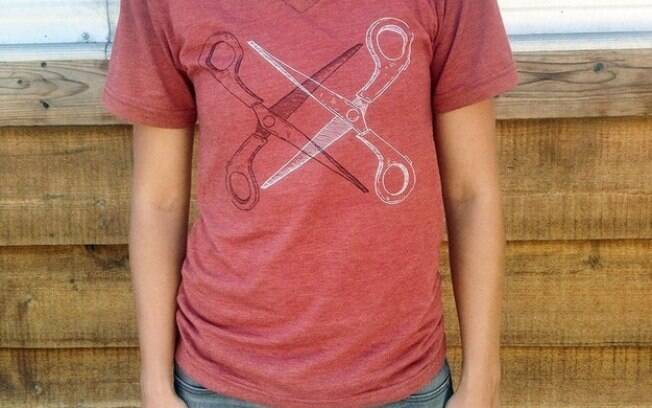 Camisetas com desenho de tesouras: o item de papelaria favorito da mulher moderna