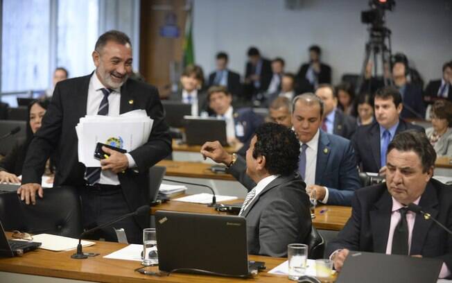 Senadores Telmário Mota (PDT-RR) e Magno Malta (PR-ES) durante reunião da Comissão Especial de Impeachment no Senado. Foto: Jefferson Rudy/Agência Senado