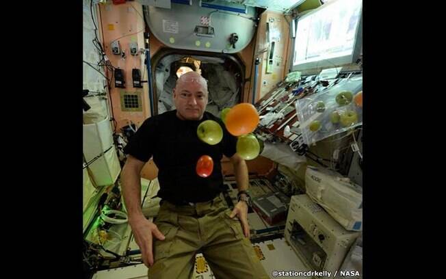 MissÃ£o de Scott ajudarÃ¡ a Nasa entender  efeitos em longo prazo de viver no espaÃ§o. Seu irmÃ£o gÃªmeo, Mark Kelly, ficou 'de castigo' na Terra por um ano. . Foto: @stationcdrkelly/NASA