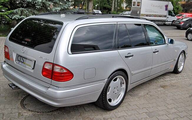 Na versão esportiva E55 AMG, as saídas de escape são cromadas de duplas. Motor é V8 de 354 cv