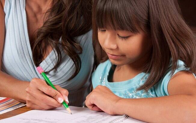 Determine um período do dia para acompanhar a lição de casa e ajude apenas quando a criança pedir. Não queira fazer a lição por ela. Foto: Thinkstock