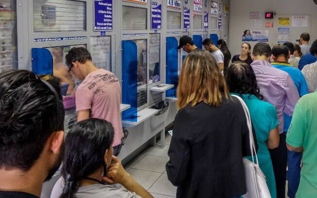 Pessoas fazem fila nas lotéricas do centro de São Paulo para participarem da Mega da Virada