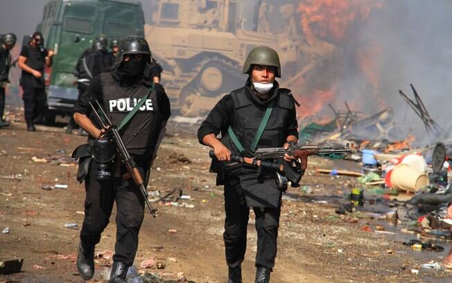Forças de segurança egípcias avançam contra acampamento em Nasr City, no Cairo (14/8)