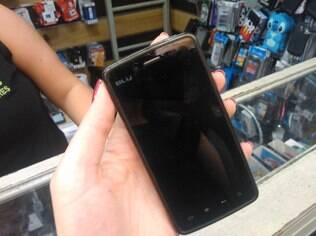 Celulares avançados começam a superar básicos também no comércio popular