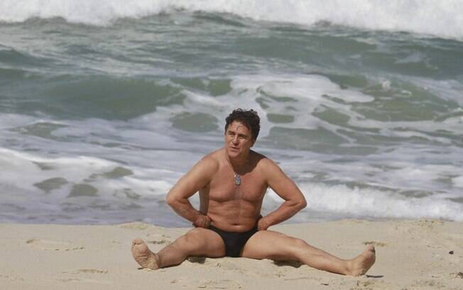Marcos Frota faz alongamento em praia do Rio